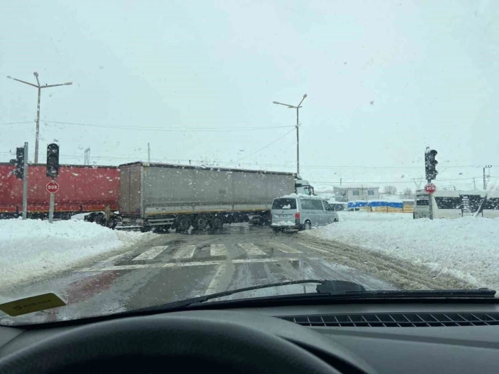 Tatvan’da tır ile minibüs çarpıştı: 3 yaralı
