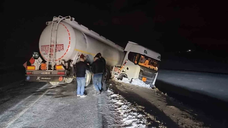 Tatvan’da yakıt yüklü tır yoldan çıktı, kaza ucuz atlatıldı
