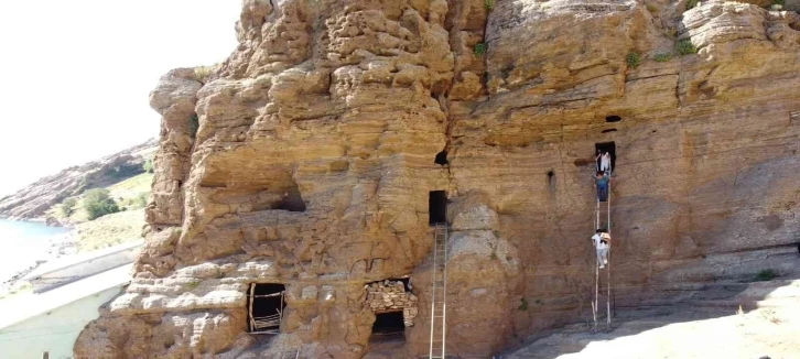 Tatvan’daki asırlık tarihi mağaralar keşfedilmeyi bekliyor
