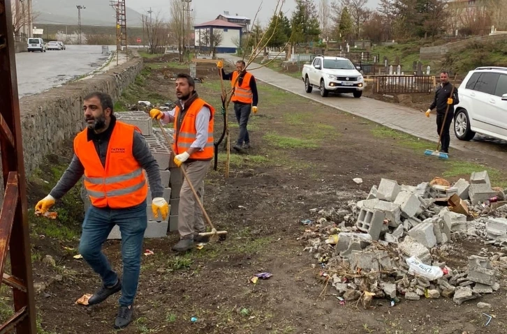 Tatvan’daki mezarlıklarda bayram temizliği
