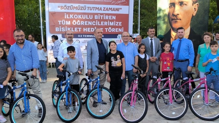 Tavas Belediyesi ilkokulu bitiren öğrencileri bisikletle ödüllendirdi
