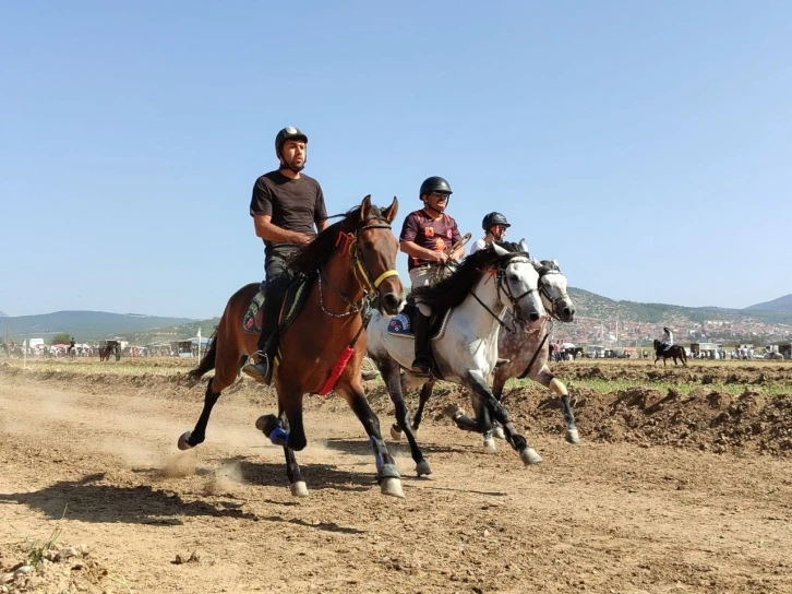 Tavas’ta rahvan atlar Cumhuriyetin 100. yaşı için koştu
