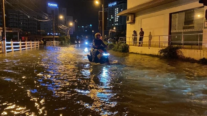 Tayland 20 yılın en şiddetli muson yağmurlarıyla mücadele ediyor
