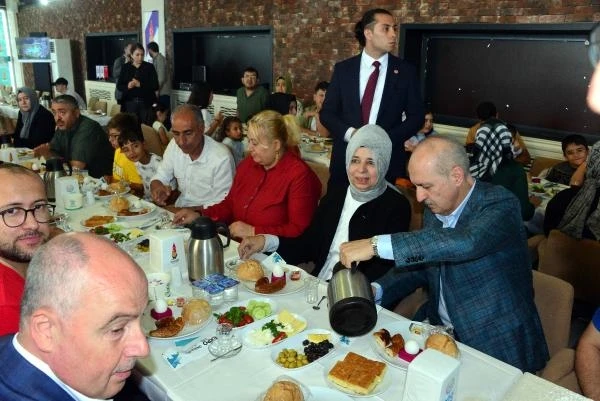 TBMM Başkanı Kurtulmuş, bayram namazını depremzedelerle kıldı