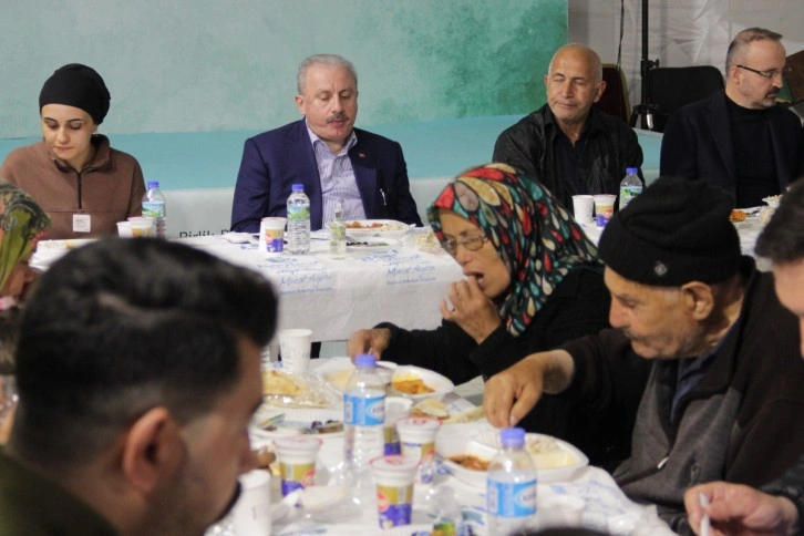 TBMM Başkanı Şentop ilk iftarı depremzedelerle yaptı