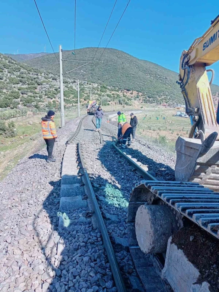 TCDD deprem bölgesinde hasar gören tren raylarını onarım çalışmalarını tamamlıyor
