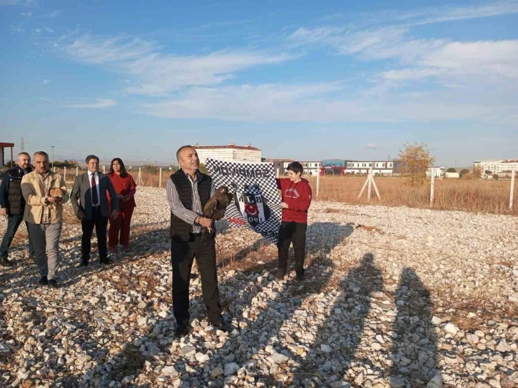 Tedavileri tamamlanan orman kartalı ve şahin doğaya salındı
