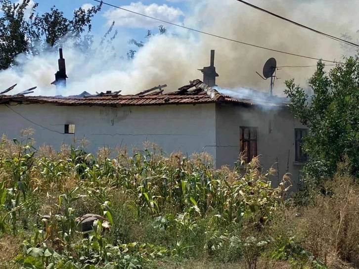 Tek katlı ev alevlere teslim oldu
