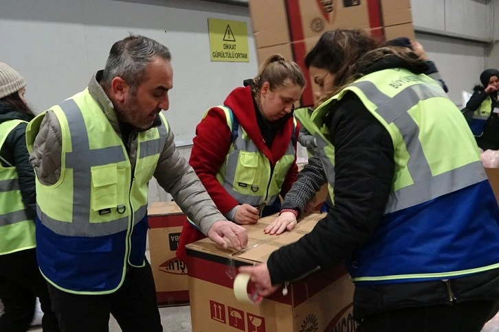 Tek koluyla depremzedelere yardım ediyor