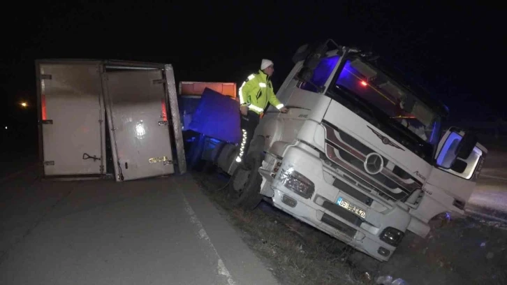 Tekel ve alkol ürünleri taşıyan tır devrildi: Alkollü sürücünün ehliyetine el konuldu
