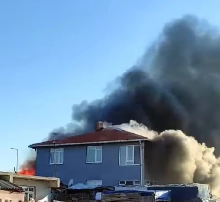 Tekirdağ’da 2 katlı binada korkutan yangın
