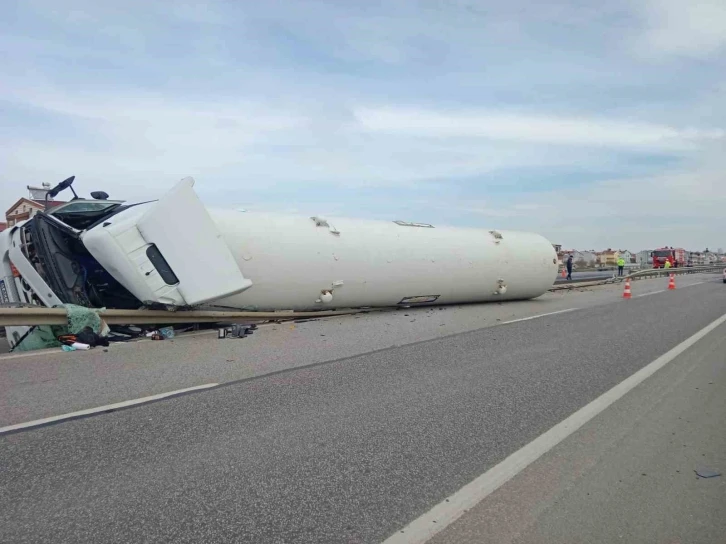 Tekirdağ’da doğalgaz yüklü tanker devrildi: 1 yaralı
