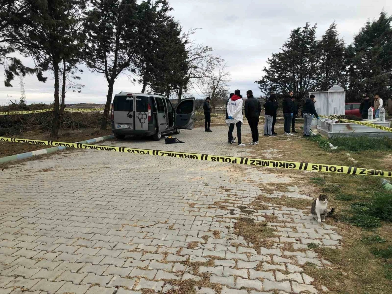 Tekirdağ’da iki kuzen mezarlıkta park halindeki araçta ölü bulundu
