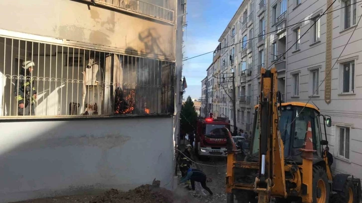 Tekirdağ’da korku dolu anlar kamerada: Su patlağını ararken, doğalgaz borusunu patlattı
