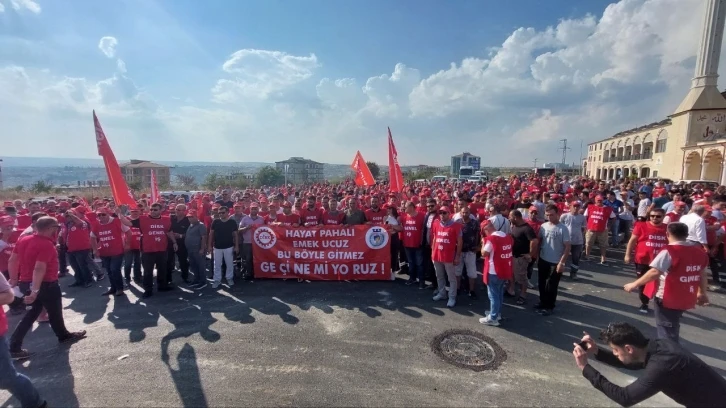 Tekirdağ’da maaşını az bulan yüzlerce işçi belediyeye yürüdü
