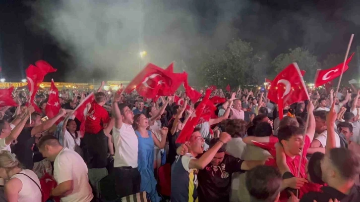 Tekirdağ’da milli maç coşkusu: Binlerce vatandaş sahile kurulan dev ekrandan maçı izledi
