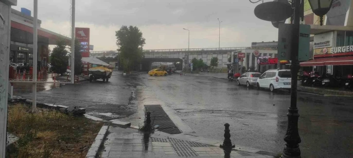 Tekirdağ’da rögar taştı, cadde sular altında kaldı
