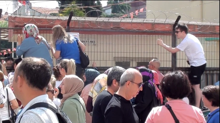 Tekirdağ’da sınav heyecanı: Çocuklarını görmek için tellere tırmandılar
