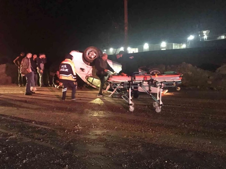 Tekirdağ’da trafik levhalarına çarpan otomobil takla attı: 3 yaralı
