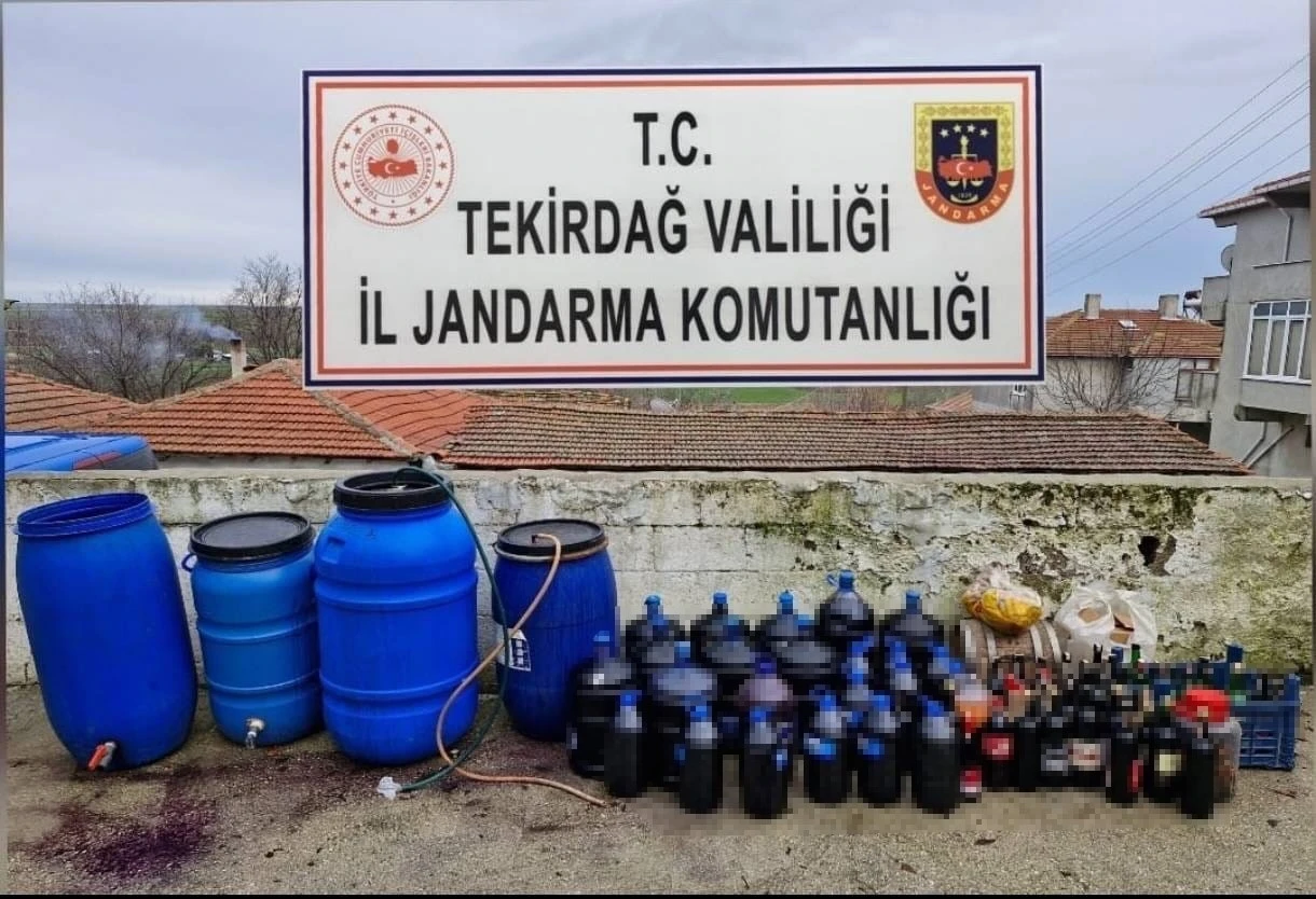 Tekirdağ’da yılbaşı öncesi kaçak alkol operasyonu: 2.5 ton sahte içki ele geçirildi
