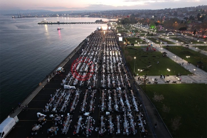 Tekirdağ’da 10 bin kişilik dev iftar sofrası havadan görüntülendi