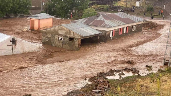 Tekman’da sağanak yağış sele neden oldu
