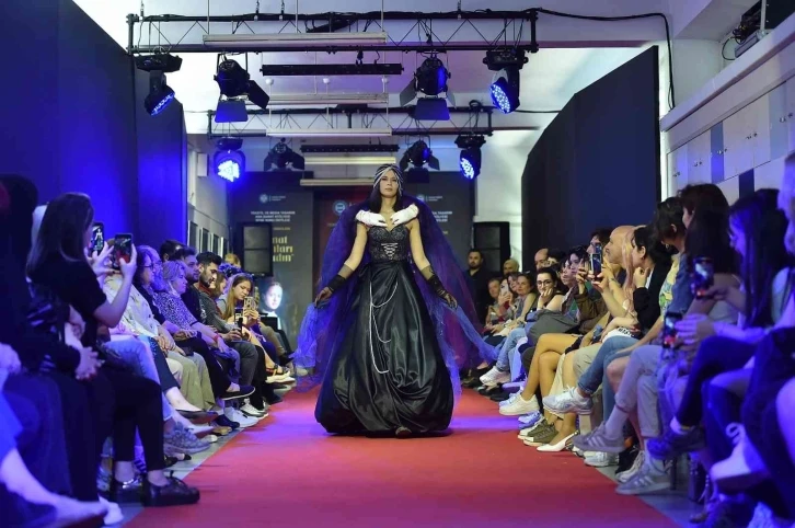 Tekstil ve moda tasarım öğrencilerinden defile
