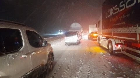 TEM Bolu mevkiinde kar yağışı nedeniyle trafik durdu
