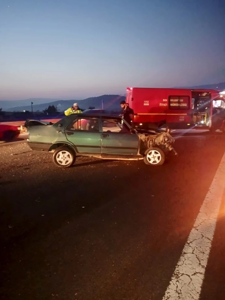 TEM’de bariyerlere çarpan otomobil hurdaya döndü: 1 yaralı
