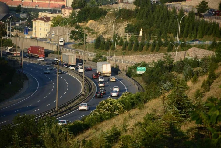 TEM’de bayram öncesi trafik akıcı
