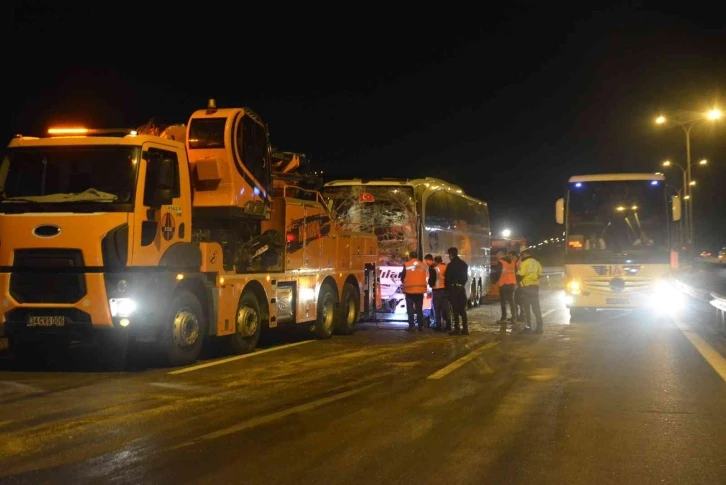 TEM’de bir minibüs ve iki yolcu otobüsü zincirleme kazaya karıştı: 4 yaralı
