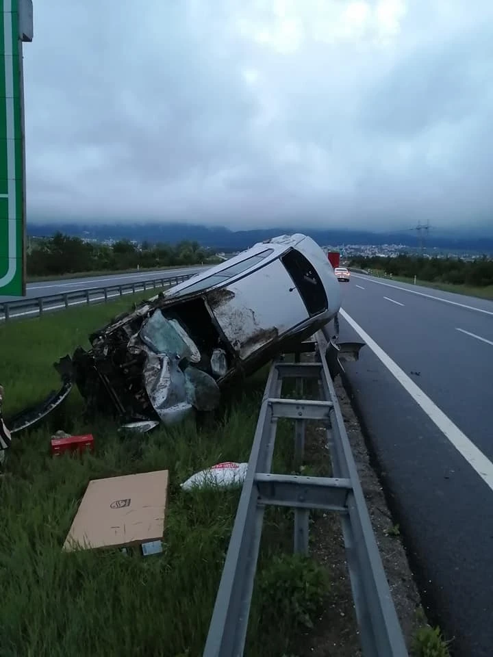 TEM’de takla atan otomobil bariyerde asılı kaldı: 3 yaralı
