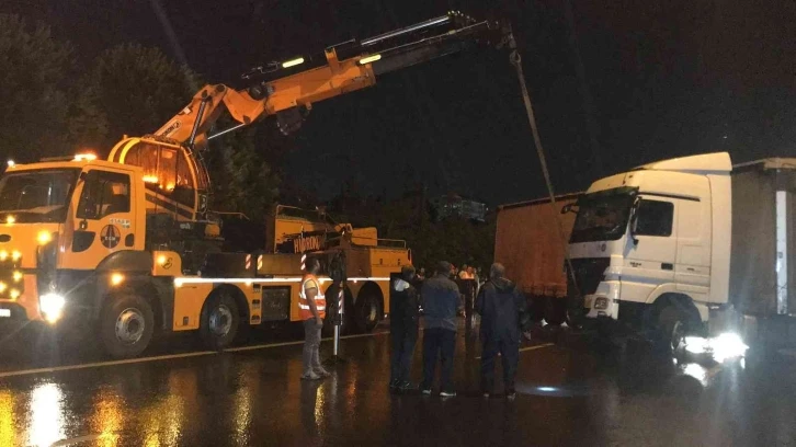 TEM’de tır bariyerlere çarptı, İstanbul istikameti 1 buçuk saat trafiğe kapandı
