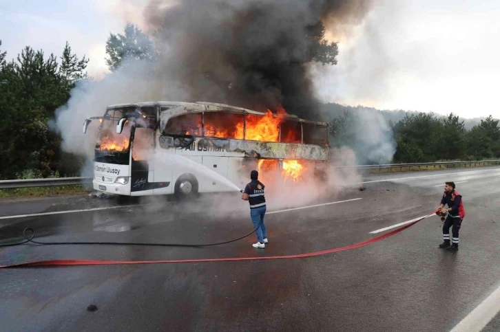 TEM’de yolcu otobüsü alev alev yandı
