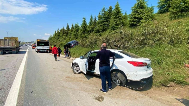 TEM’e düşen taş kazaya sebep oldu: 2 yaralı
