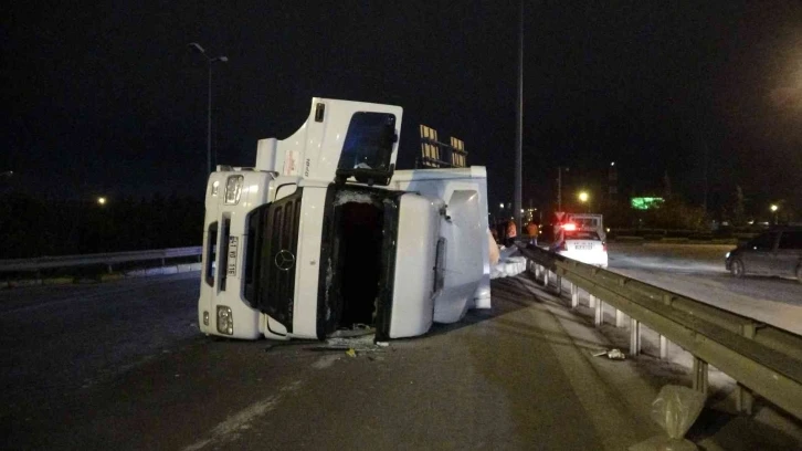 TEM’e girmek isteyen kağıt yüklü tır, virajı alamayıp devrildi
