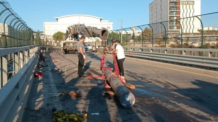 TEM Otoyolu’nda demir yüklü tır devrildi: 1 yaralı
