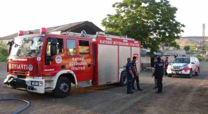 Temizlemek için girdiği plastik su tankında mahsur kaldı