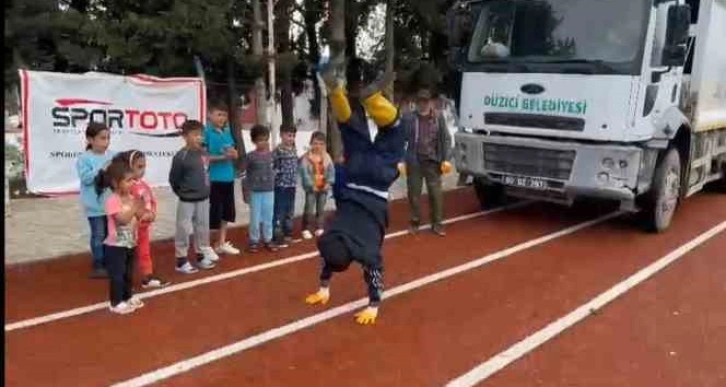 Temizlik ekibi mola verdi, çocukları eğlendirdi