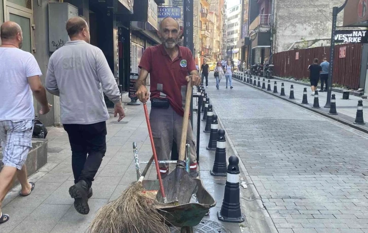 Temizlik işçisi, "Kefenin cebi yok" deyip, maaşıyla dört öğrenciye burs veriyor
