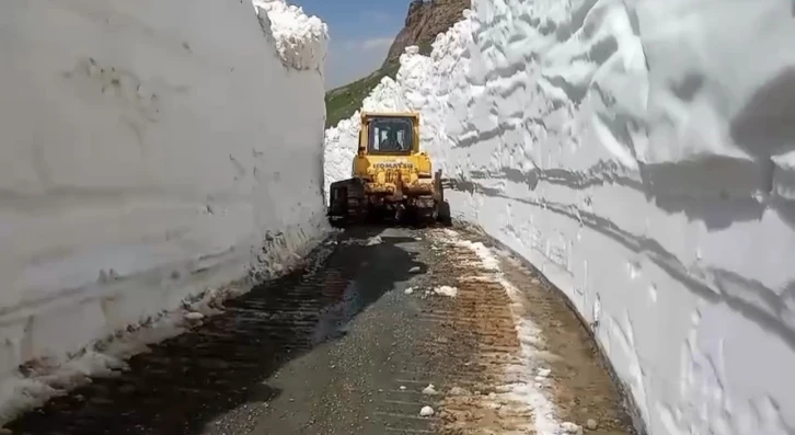 Temmuz ayında 8 metrelik karda yol açma çalışması
