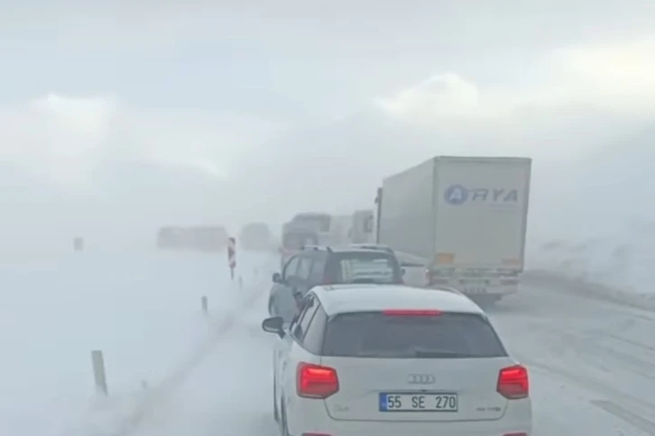 Tendürek Geçidi ağır tonajlı araçlara kapatıldı
