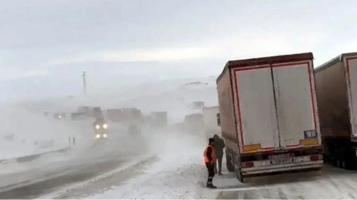 Tendürek Geçidi'nde tipi: Çoğu TIR onlarca araç mahsur kaldı