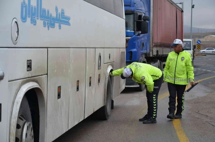 Tercan’da zorunlu kış lastiği uygulaması yapıldı
