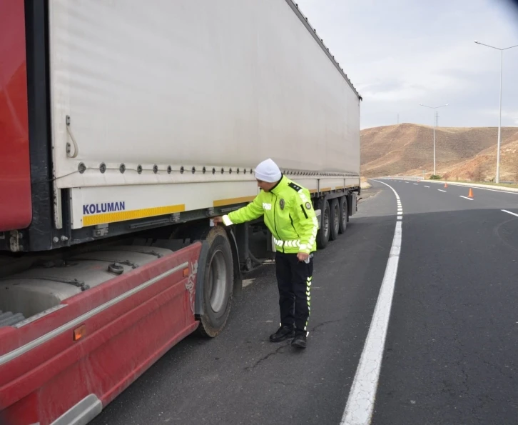 Tercan’da zorunlu kış lastiği uygulaması yapıldı
