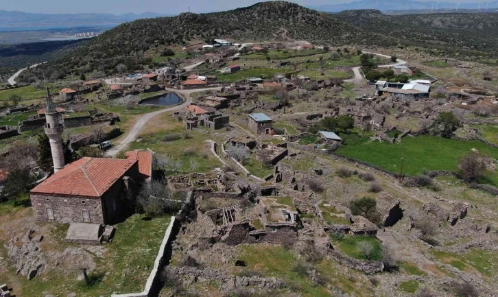 Terk edilen köy yapımcıların gözdesi oldu
