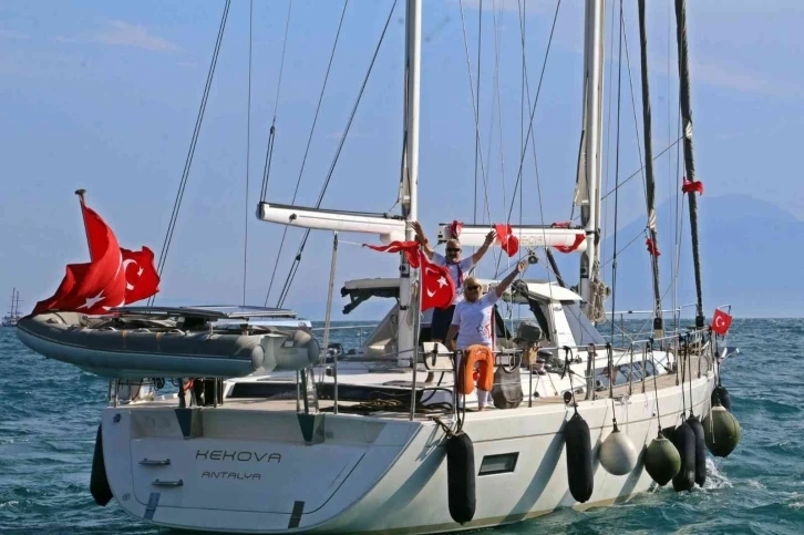 Terliklerini karaya bırakıp tekneleriyle dünya turuna çıktılar
