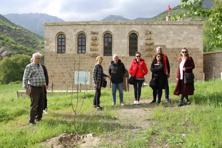 Terörden temizlenen Şemdinli’ye ziyaretçi akını
