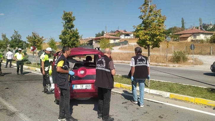 Ters yöne giren çekici ile ticari araç çarpıştı: 5 yaralı
