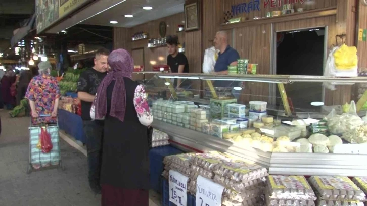 Tezgahın önünde bulduğu içi para dolu cüzdanı polise teslim etti
